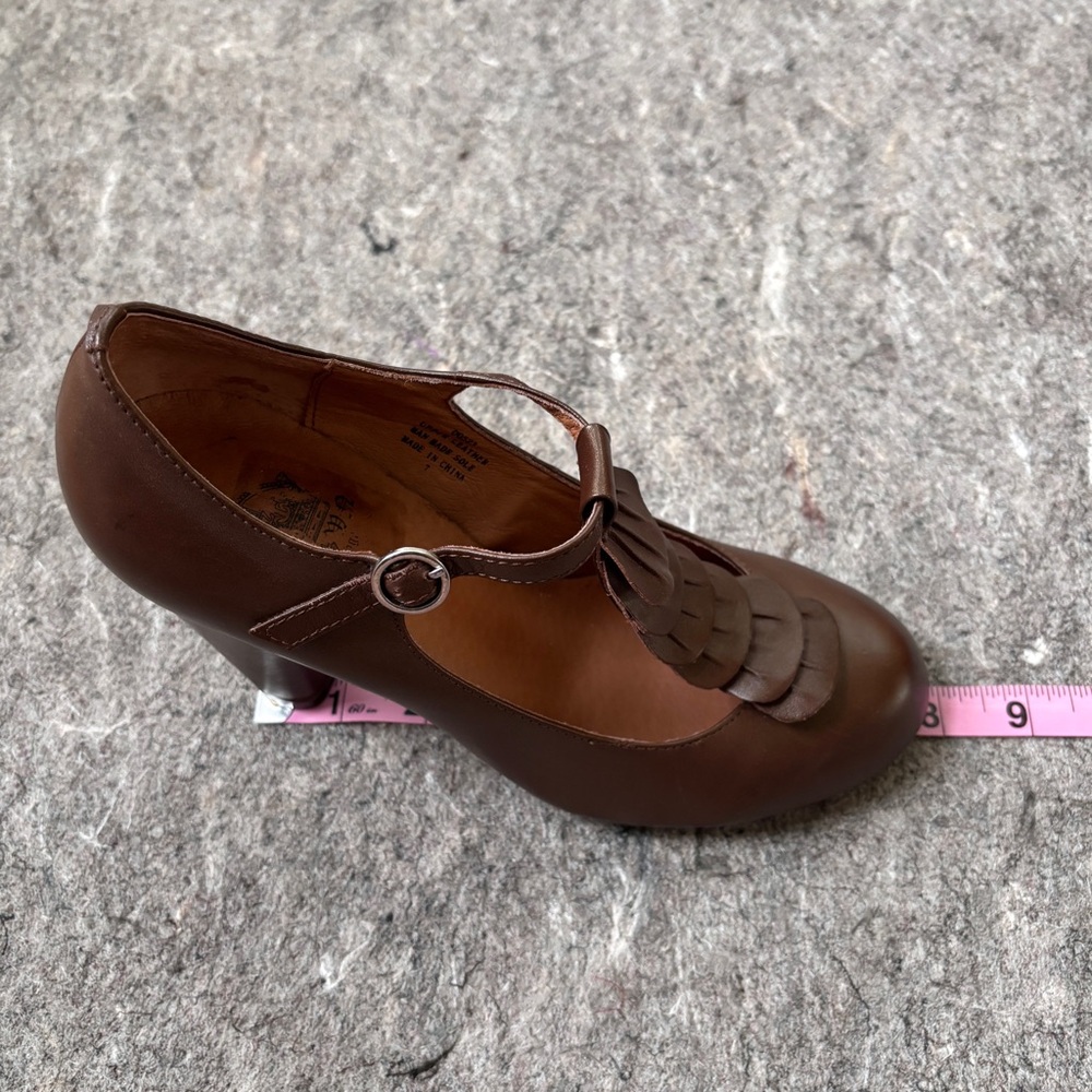 Crown Vintage brown leather ruffled T-strap heeled mary janes pumps - Picture 12 of 16